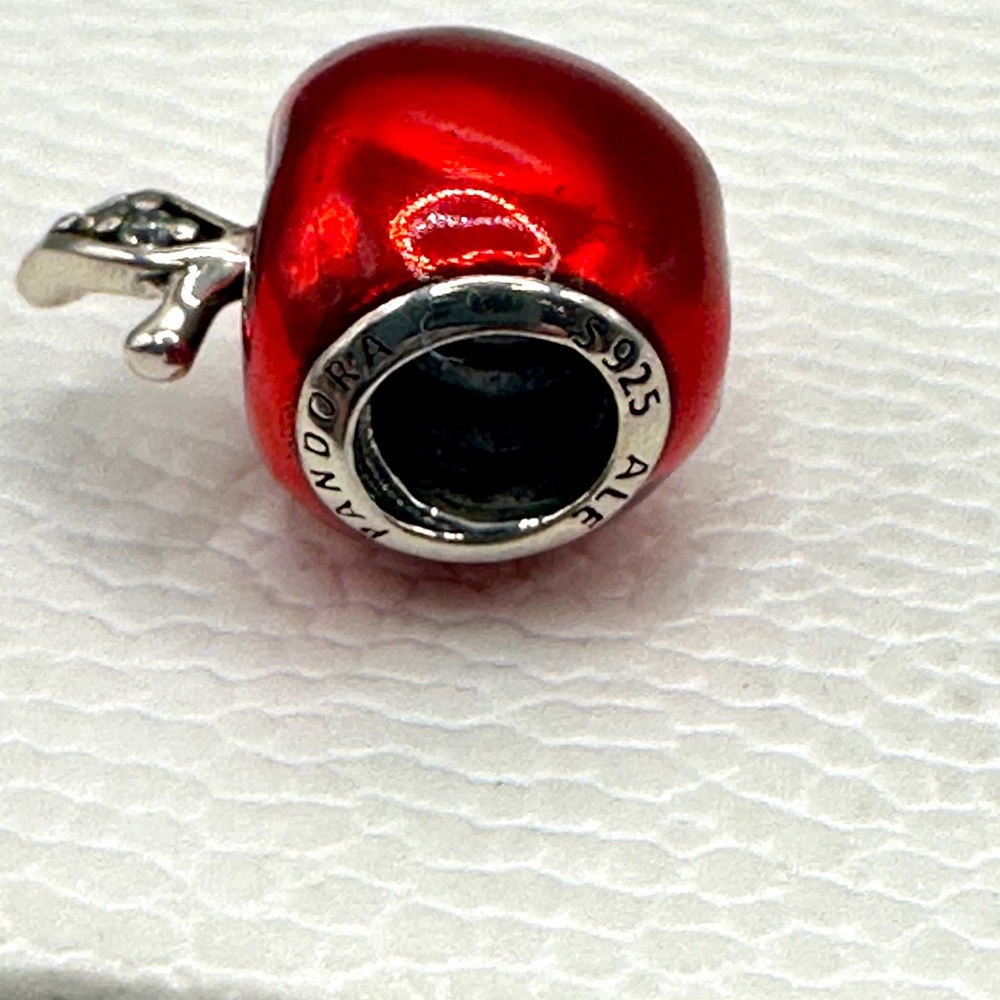 Pandora Disney “Snow White’s Poisin Apple! New!!! Never Used! - Picture 2 of 8